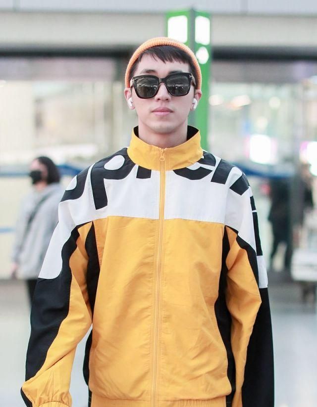 look2:运动外套 牛仔裤许魏洲最近的发型总是表现出