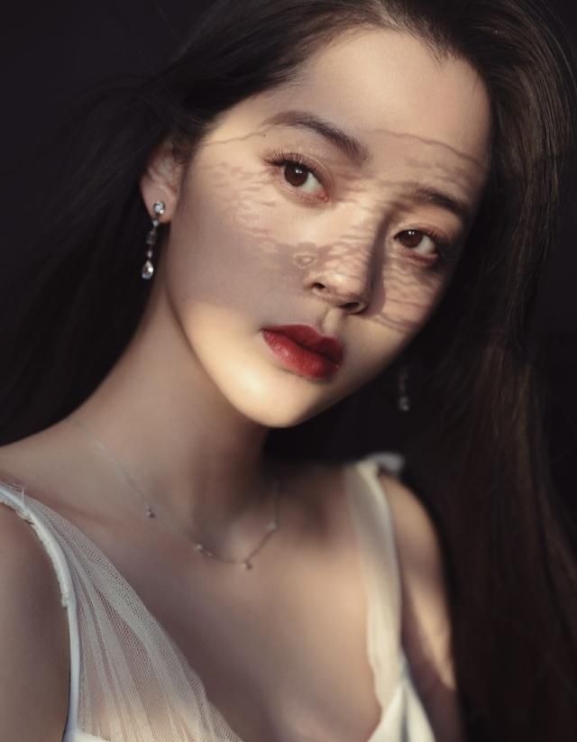 欧阳娜娜穿低胸晚礼服,秀出性感身材|《青簪锁三千》超浪漫