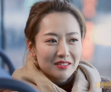 第一次约会便聊到如此深沉的话题,让白冰的表情显得有些尴尬,她带着