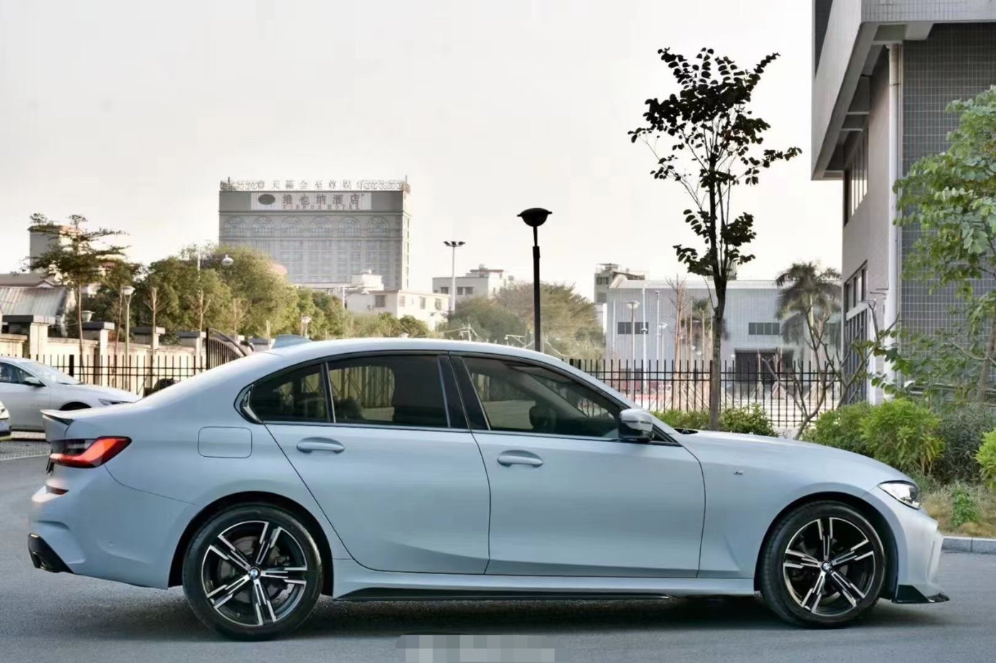 宝马3系改色水晶战舰灰 同级标杆这样才最经典