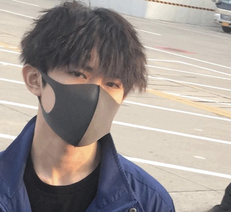 易烊千玺新发型帅气又干练和张杰一起彩排好期待