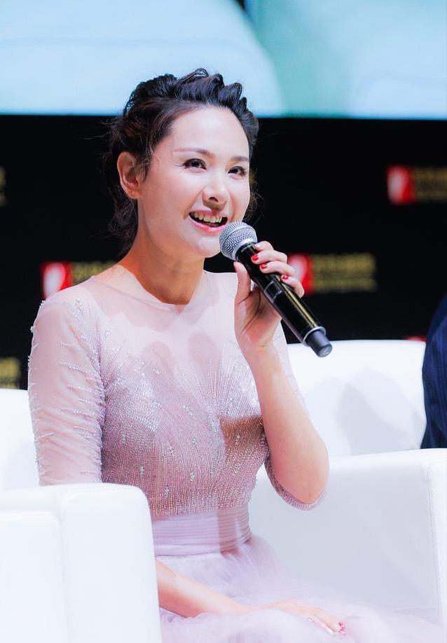 程莉莎高贵优雅穿淡紫色薄纱连衣裙让仙女气息展现得淋漓尽致