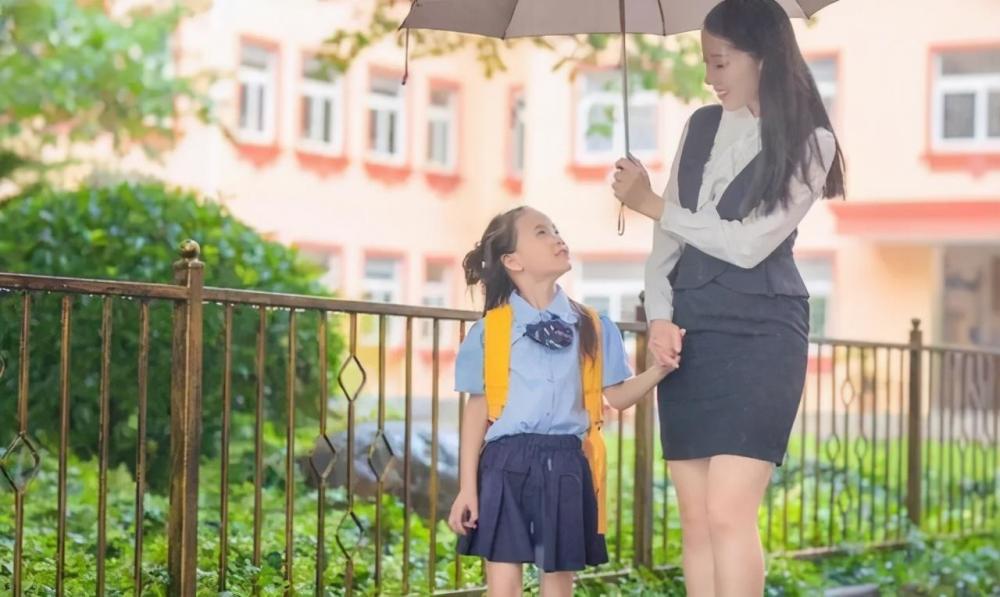 宝妈穿睡衣接娃放学孩子避而远之宝妈你翅膀硬了吗