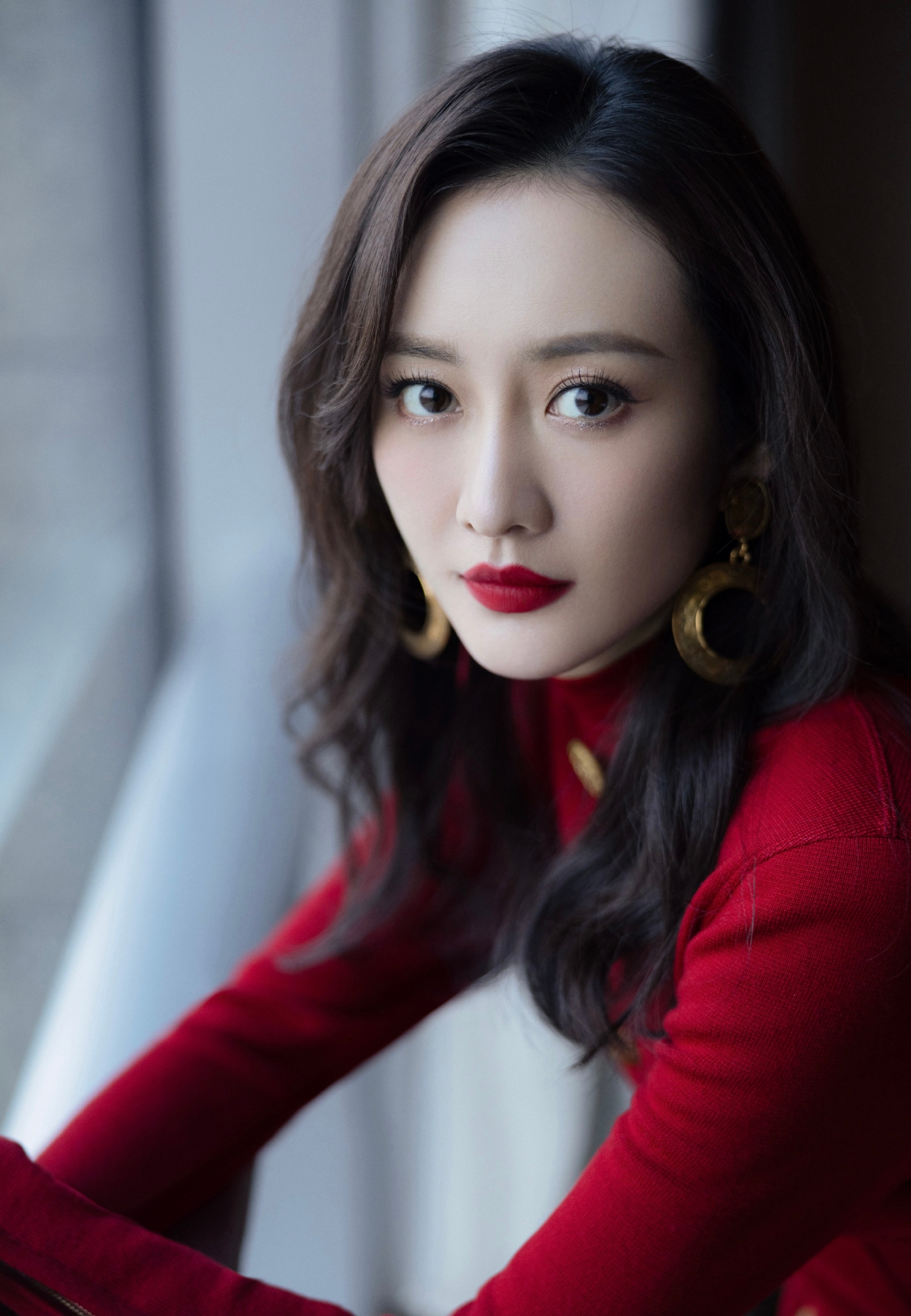 王鸥一袭红色丝绒裙搭配及膝靴和金色首饰新年红和金色真是绝了!|首饰|王鸥_新浪新闻