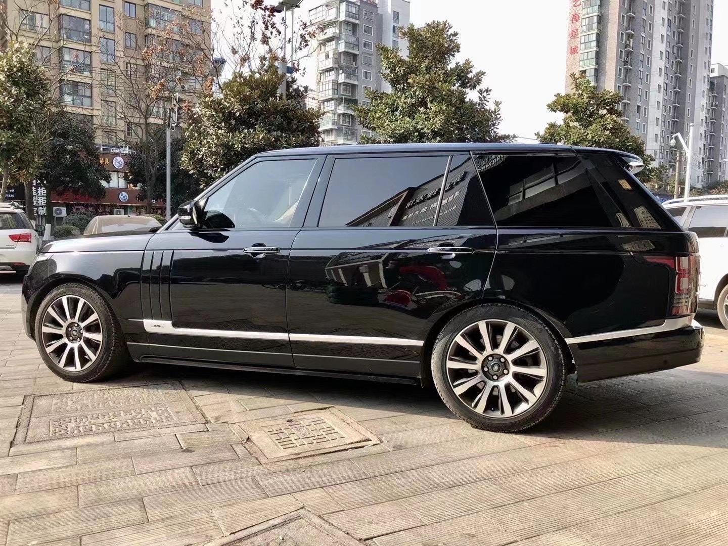 厌倦城市钢筋混泥土,就开着这辆路虎创世加长版去新天地!-新浪汽车