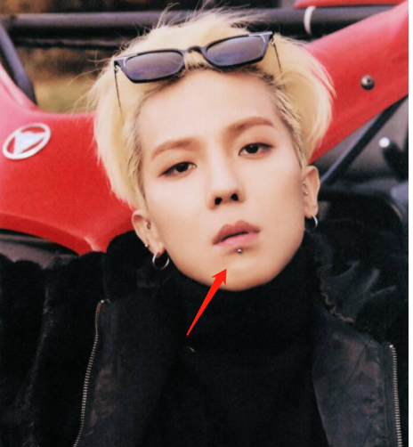 韩国偶像宋闵浩也打过唇钉,本就俊俏的他显得更酷了.