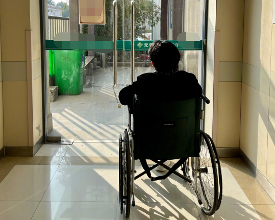 医院坐轮椅的照片图片
