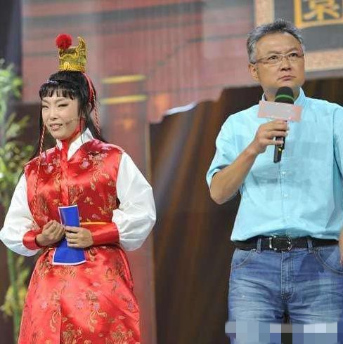 后来因为执着于《红楼梦》,欧阳奋强还坚持做红楼文化推广相关的工作.