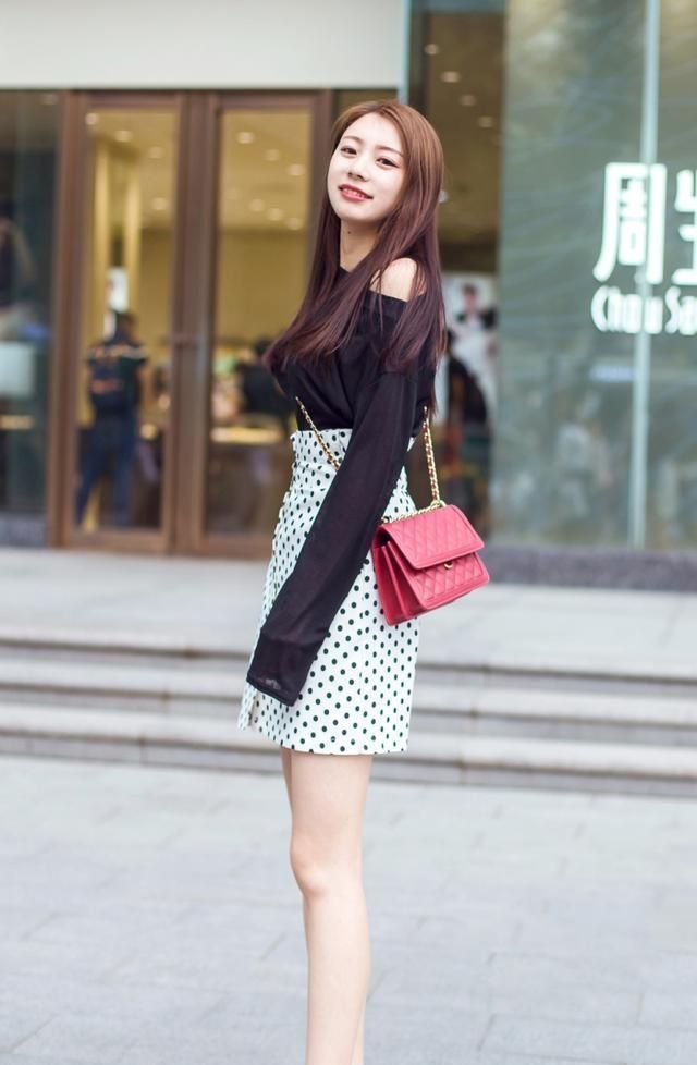 连衣裙是懒人出门快速穿搭服饰,拉长身材比例,黑色高跟