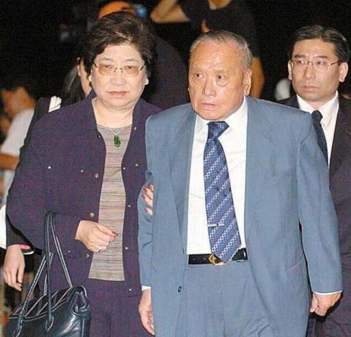 妻子意外去世他转身娶了漂亮妻妹晚年痴呆百亿财产遭儿女争抢