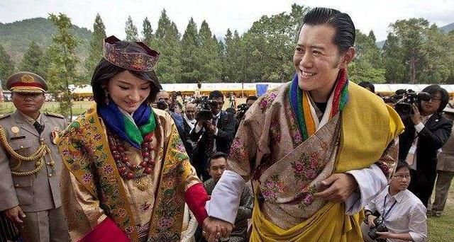 不丹国王旺楚克休闲服出行一生只娶王后一人真是太感动了