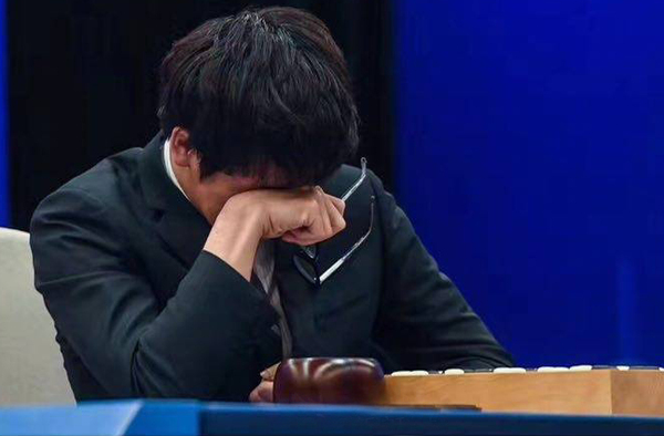 柯洁24岁了还在哭比输掉人机大战还难受面部扭曲让人心酸