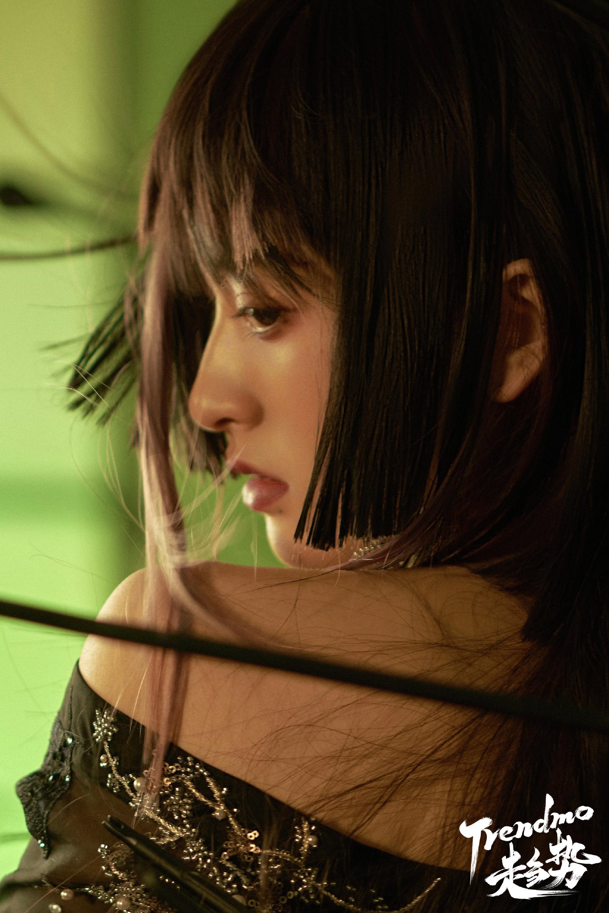 沈月改往日甜美可爱的形象公主切配上凌厉的眼神,女侠客英姿飒爽