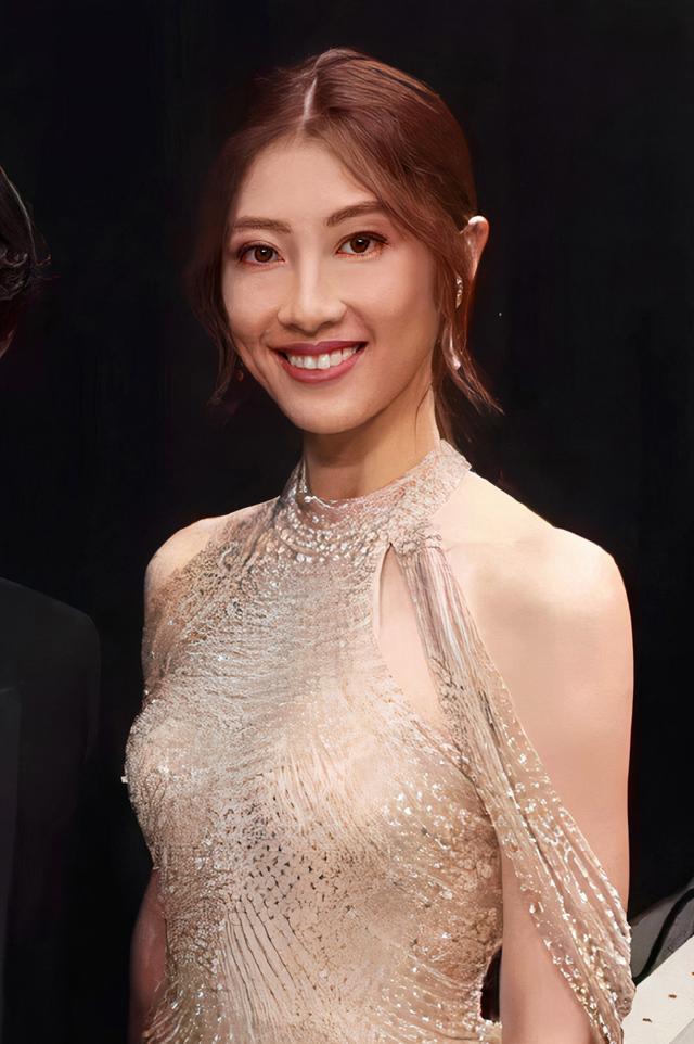 32岁谢芷伦恋情曝光两人挽手臂显亲密男方开豪车将其送回家