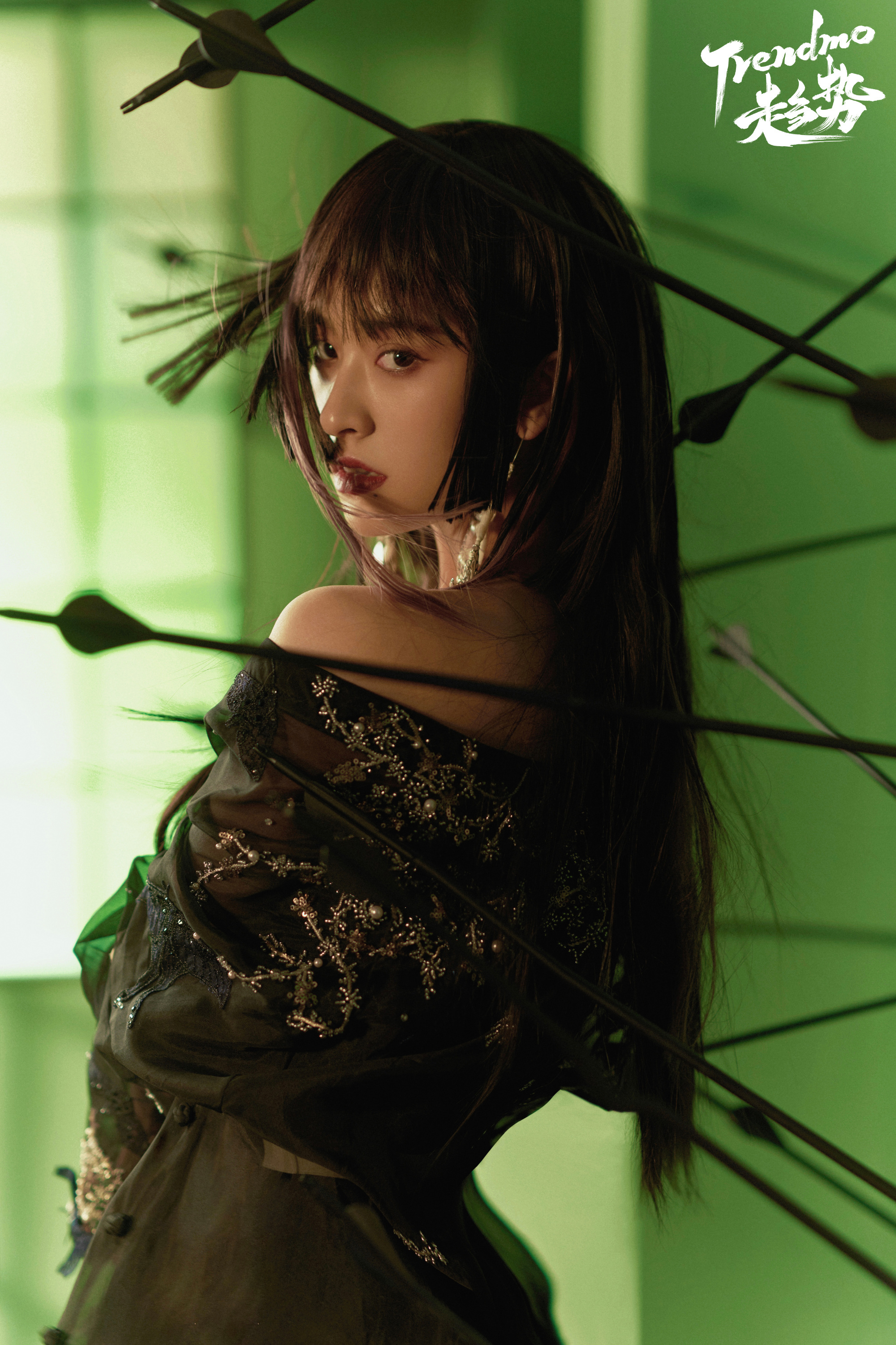 沈月改往日甜美可爱的形象公主切配上凌厉的眼神,女侠客英姿飒爽