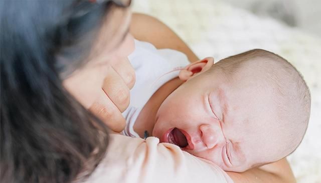 40天的宝宝横抱就哭只让竖起来抱而且最近吐奶爱放屁是怎么回事?休闲区蓝鸢梦想 - Www.slyday.coM 40天的宝宝横抱就哭只让竖起来抱而且最近吐奶爱放屁是怎么回事?休闲区蓝鸢梦想 - Www.slyday.coM