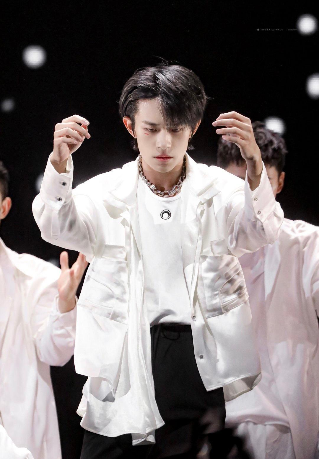 穿惯了一身黑……|郑云龙|刘耀文|姚琛_新浪新闻