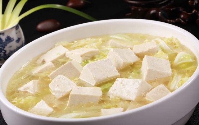 教你白菜炖豆腐的做法,这么做汤白味浓,做法简单,1分钟能学会