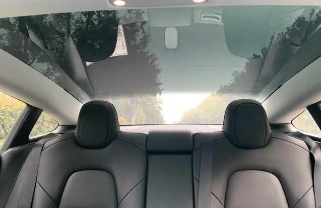 model 3另一大特点就是,全景天窗,第一眼看都惊呼漂亮,抬头就能看见