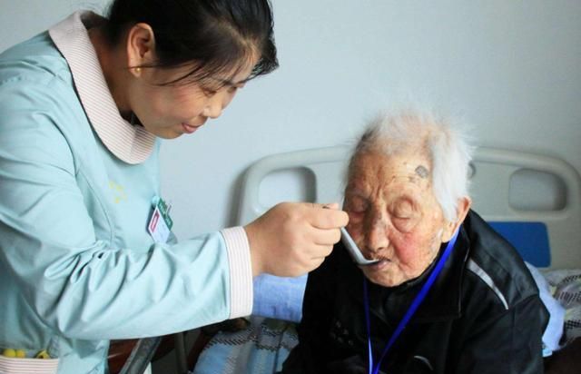 “求你去养老院吧!”过年前独生女儿突然跪下,68岁老人含泪点头休闲区蓝鸢梦想 - Www.slyday.coM
