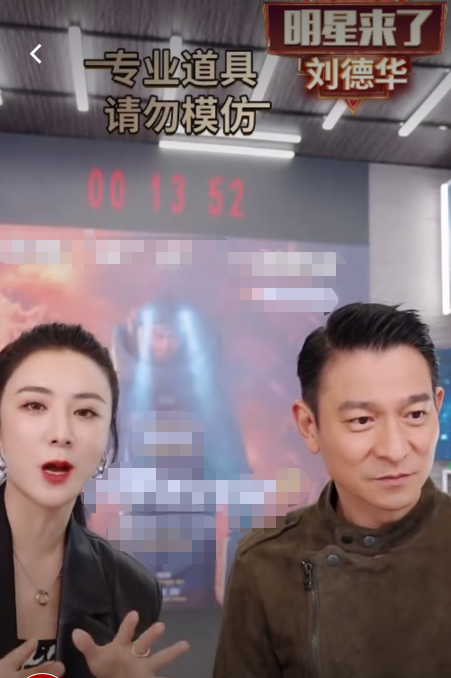 60岁刘德华罕现身商演!社区舞台太简陋局促,网友坚称不是本人