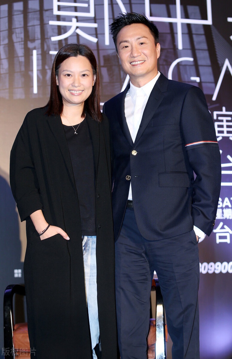 郑中基与太太余思敏,合影恩爱十足