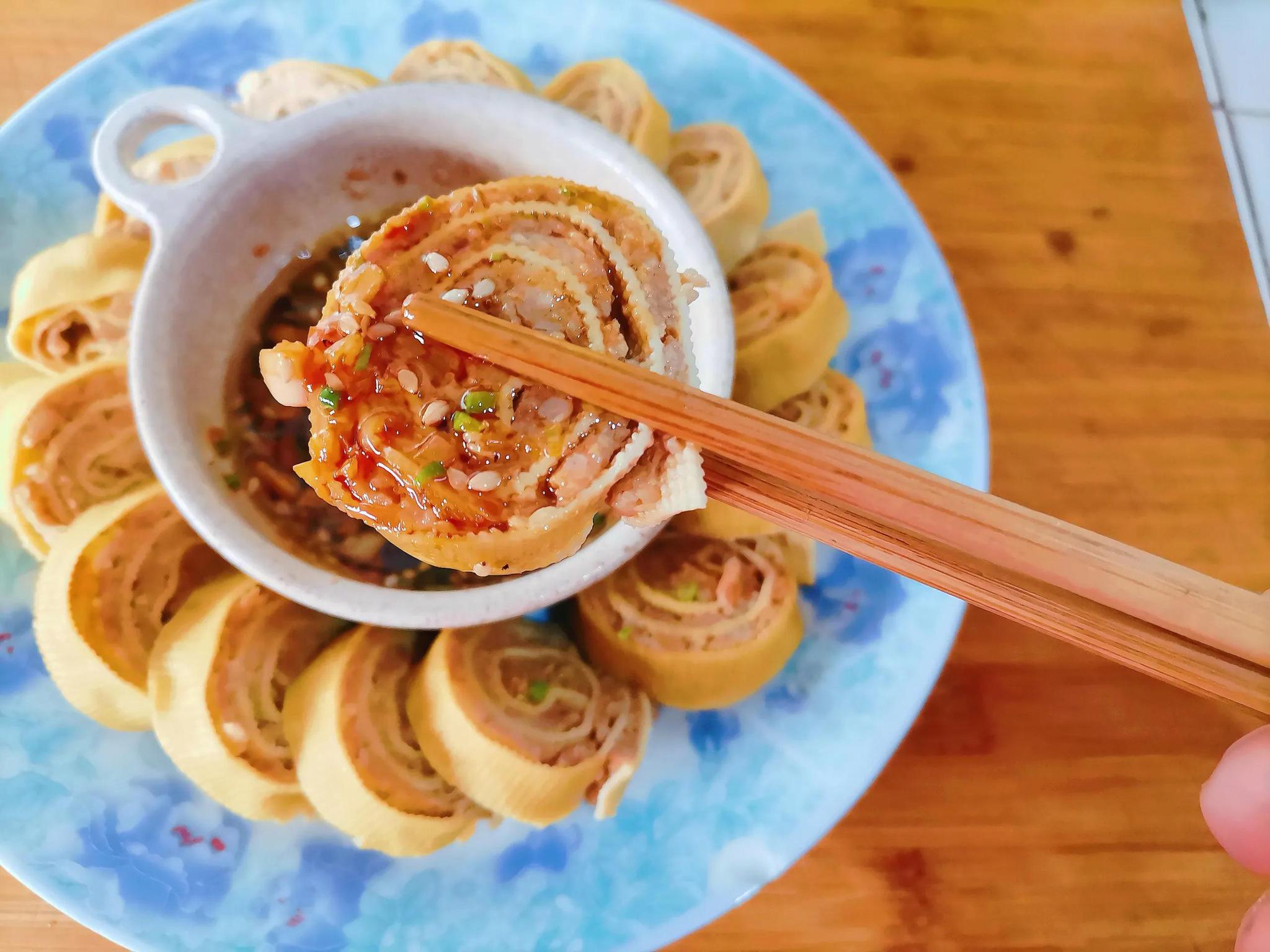 一张豆腐皮半斤五花肉,在家做好吃的"豆皮肉卷",给年夜饭加菜__财经