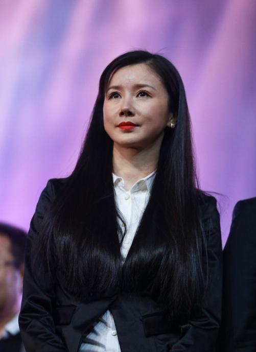 孙菲菲生图状态暴露真实颜值,皱纹突出老态尽显,变化大到认不出