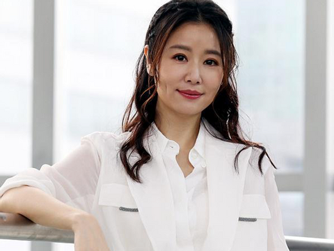 45岁林心如晒写真,一身白衣秀纤细腰肢,笑容灿烂尽显成熟魅力