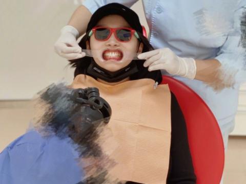 偶像包袱破碎!关晓彤晒搞笑看牙照,暴露20颗大白牙太狰狞