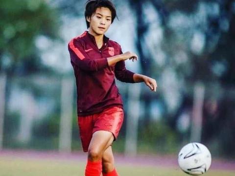 王霜鼓励乡村踢球女孩 所有困难逆境都不会成为放弃足球的理由