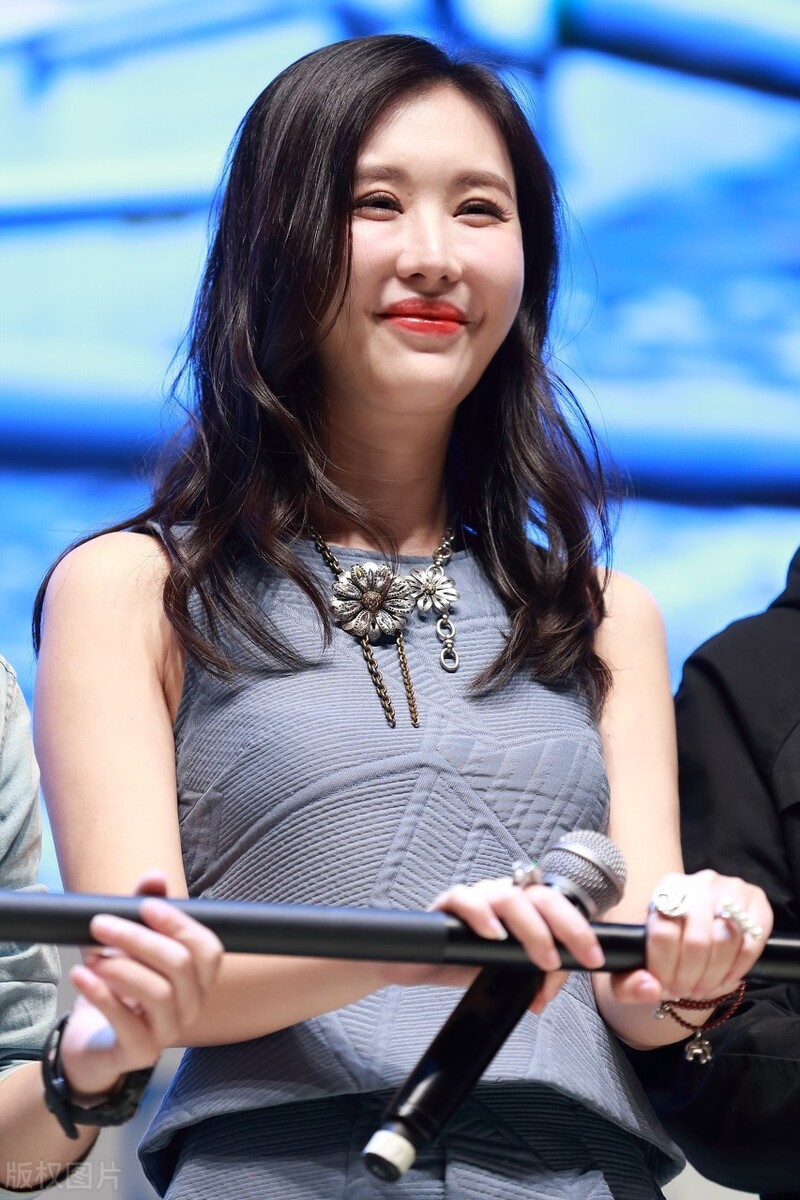 田朴珺近照显老态颈纹明显脸部看着僵硬