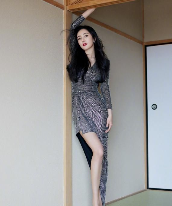 杨幂为证明腿细,故意把包包放脚边,看清对比:至少能装她5条腿休闲区蓝鸢梦想 - Www.slyday.coM 杨幂为证明腿细,故意把包包放脚边,看清对比:至少能装她5条腿休闲区蓝鸢梦想 - Www.slyday.coM