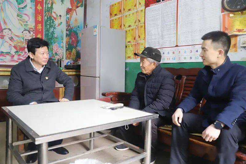 邓俊峰到桑庄镇看望慰问脱贫户