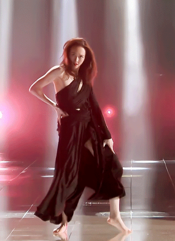 唱跳实力,双腿却意外抢镜,确定是39岁的阿姨吗|王鸥|女艺人|双腿_新浪