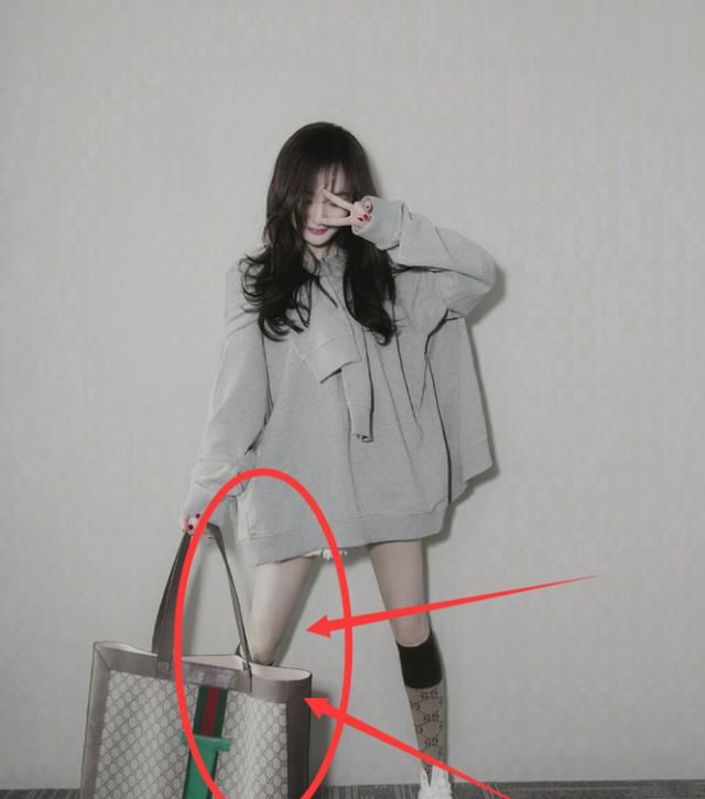 杨幂为证明腿细,故意把包包放脚边,看清对比:至少能装她5条腿休闲区蓝鸢梦想 - Www.slyday.coM 杨幂为证明腿细,故意把包包放脚边,看清对比:至少能装她5条腿休闲区蓝鸢梦想 - Www.slyday.coM