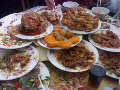 但是孩子们却不愿意出来吃饭,老年人心里过意不去,总是喜欢给他的孙子