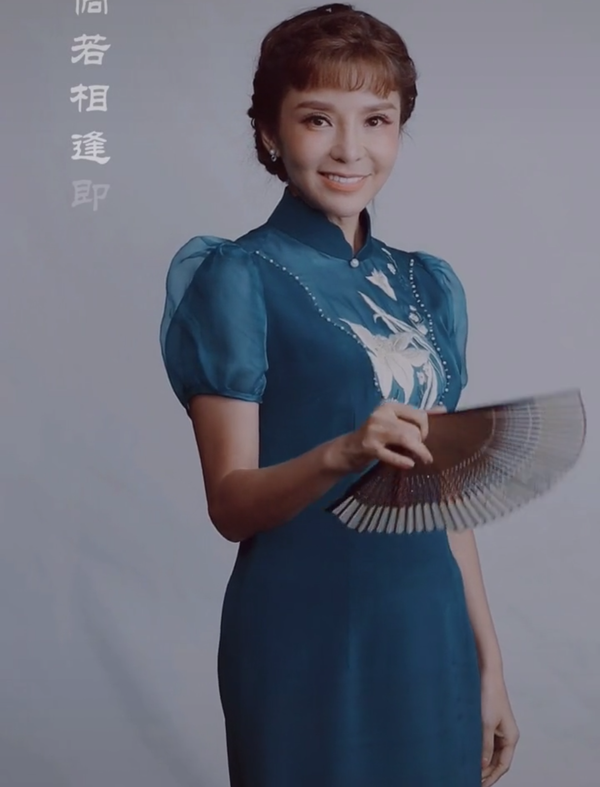 47岁朱迅旗袍造型罕曝光!腰细腿长气质优雅,举手投足尽显风情