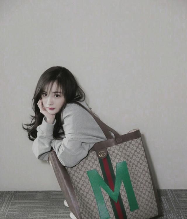 杨幂为证明腿细,故意把包包放脚边,看清对比:至少能装她5条腿休闲区蓝鸢梦想 - Www.slyday.coM 杨幂为证明腿细,故意把包包放脚边,看清对比:至少能装她5条腿休闲区蓝鸢梦想 - Www.slyday.coM