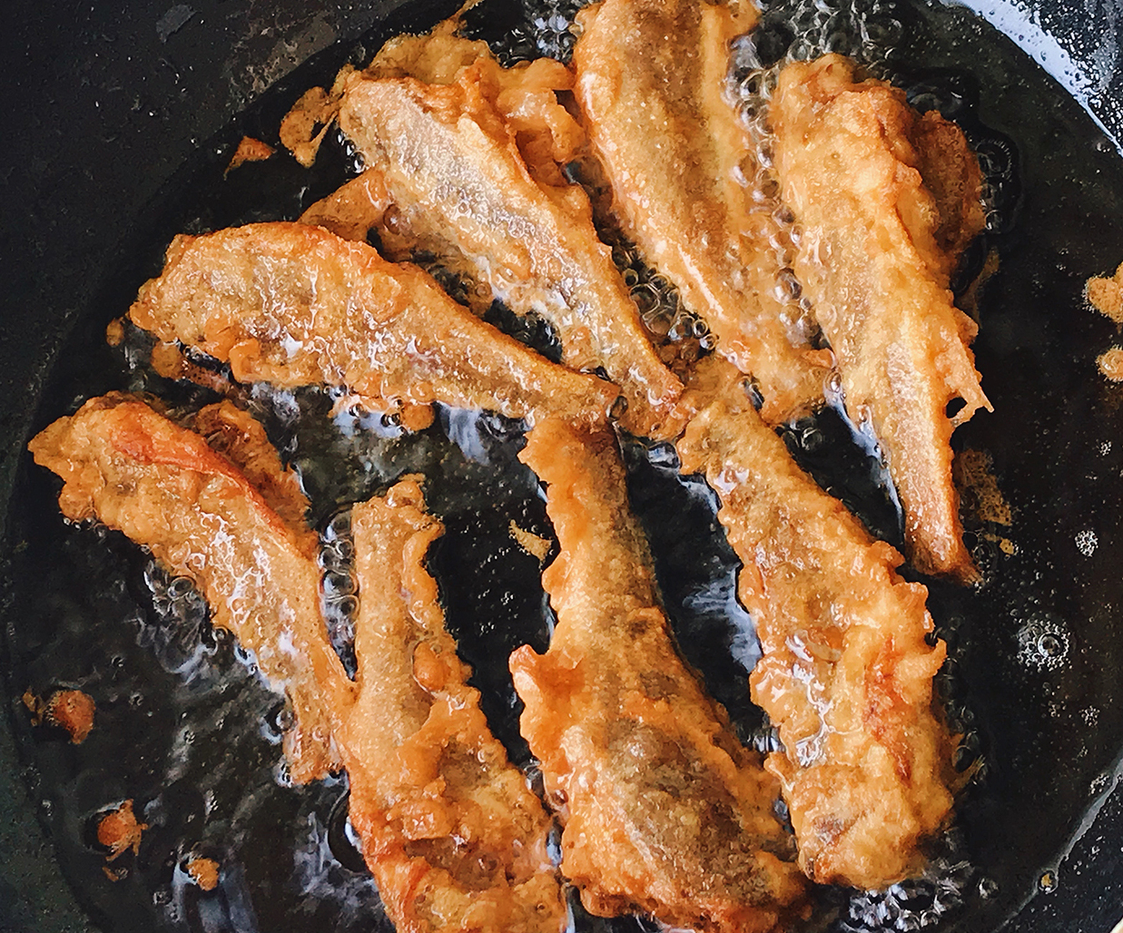 炸鱼时切记不要直接下锅炸多做这2步鱼身完整又香又脆