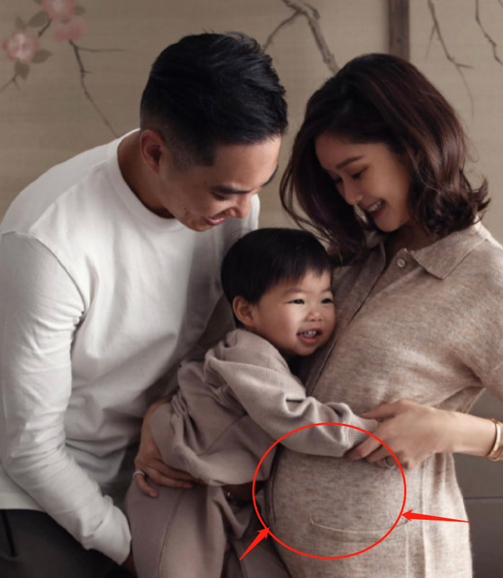 继谢娜官宣怀二胎又一女明星官宣喜讯孕肚明显身材却不走样