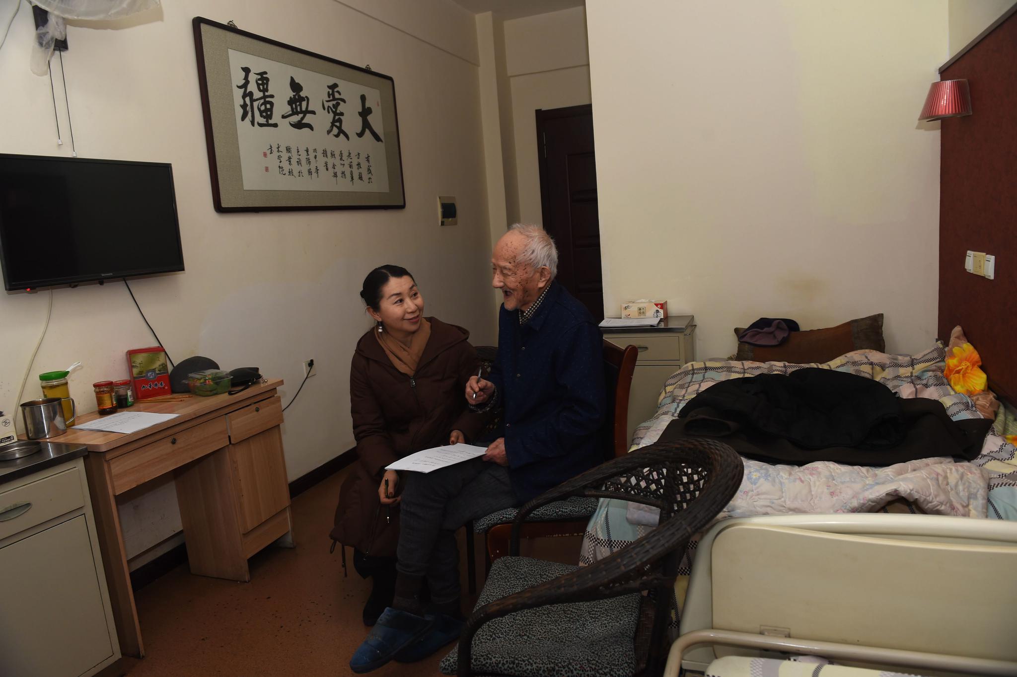 傅新春摄年事已高的方桂馥老人不能正常言语,与采