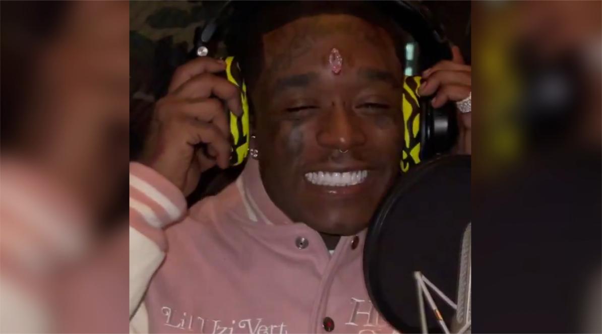 美国说唱歌手在额头安装11克拉粉钻