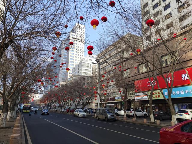 乌鲁木齐街头飘红!红红火火过大年了!