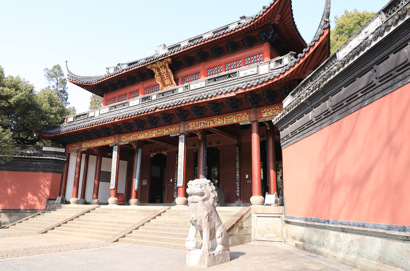 西湖边的岳王庙大殿明起恢复开放