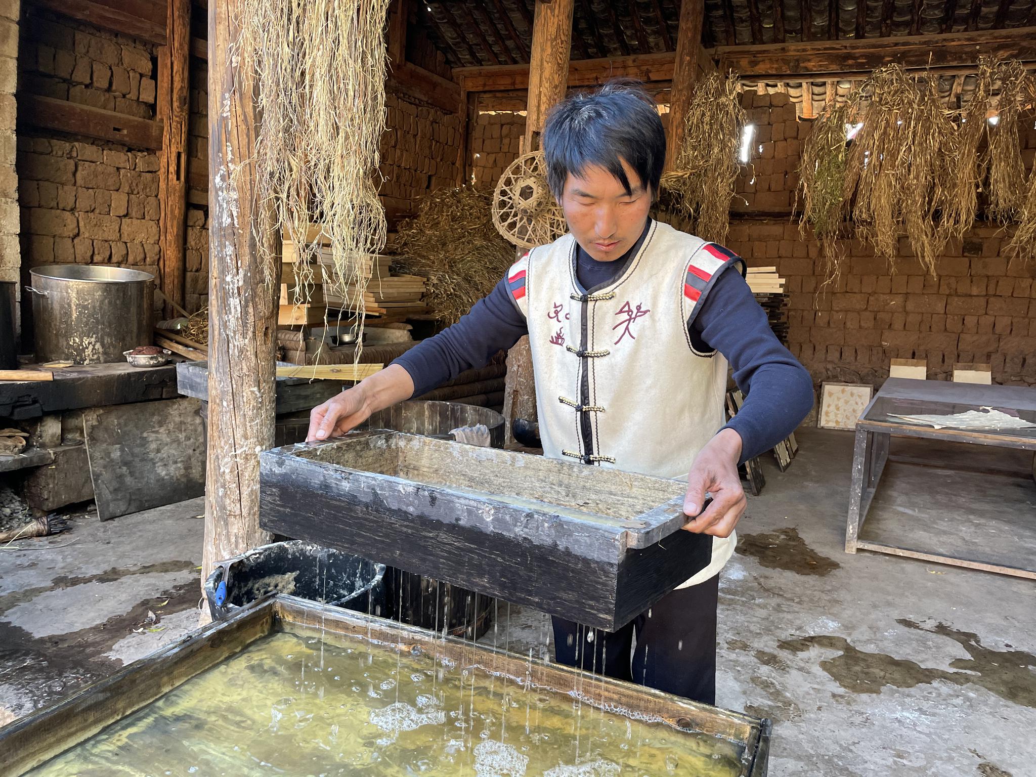 2004年,25岁的和秀红回到家乡,重拾父辈技艺,开始制作东巴纸.