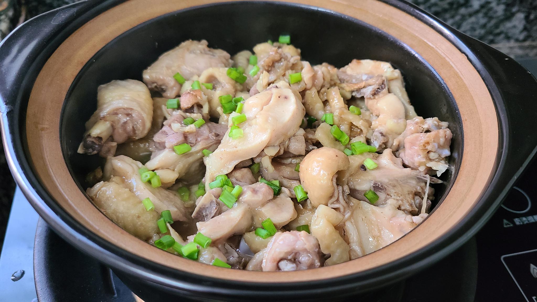 沙姜焗鸡煲,广东很好吃的一道美食,吃过它的人都说香