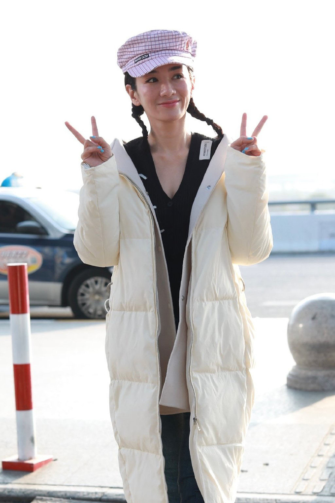 黄奕太会装嫩了!粉色报童帽配麻花辫似少女,素颜不像43岁的人