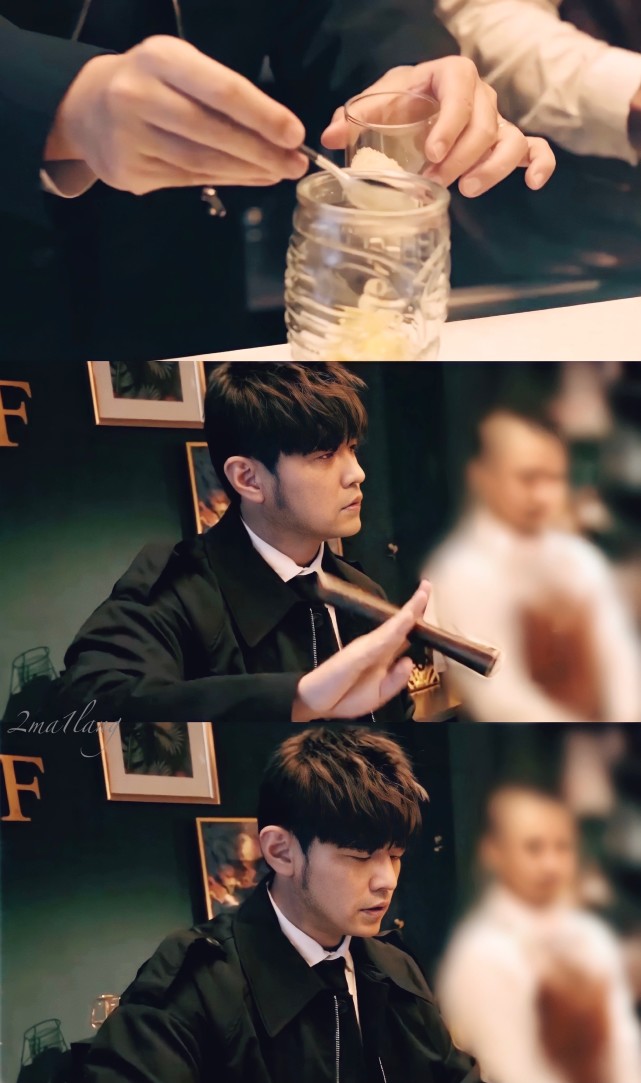 周杰伦近照变瘦,脸型棱角分明颜值回春,穿衬衫打领带画风小清新