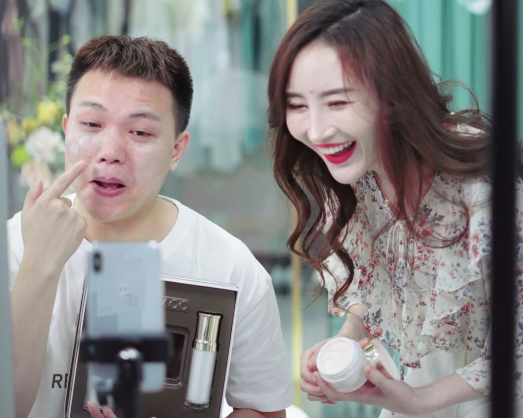 在芈姐的淘宝生意逐渐壮大的2012年,远在千里外的快手团队,将"gif快手